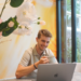 Timo de Joode aan bureau werkend brandshoot kop koffie laptop wat doet een online marketeer